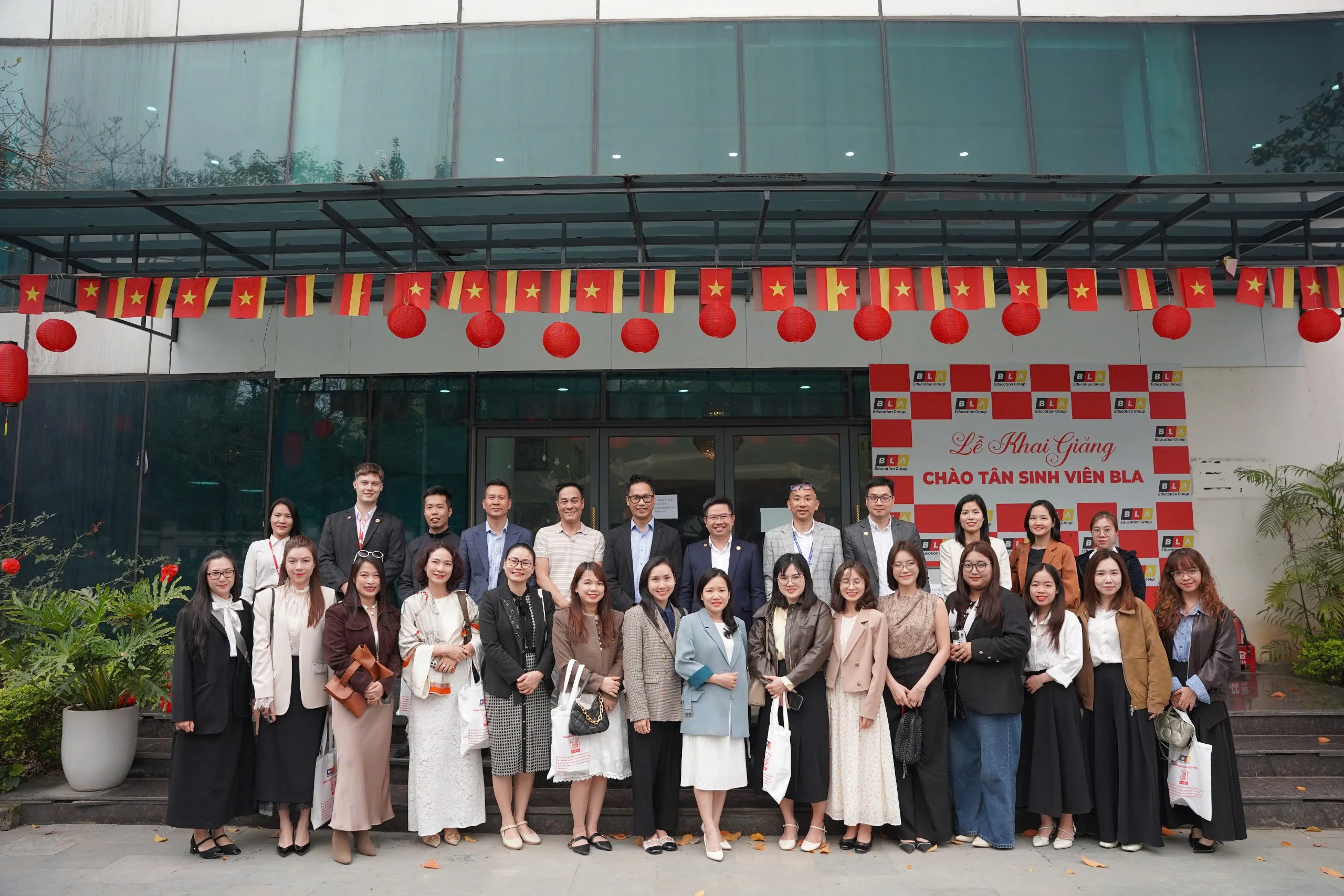 Các thành viên VGECA chụp ảnh giao lưu